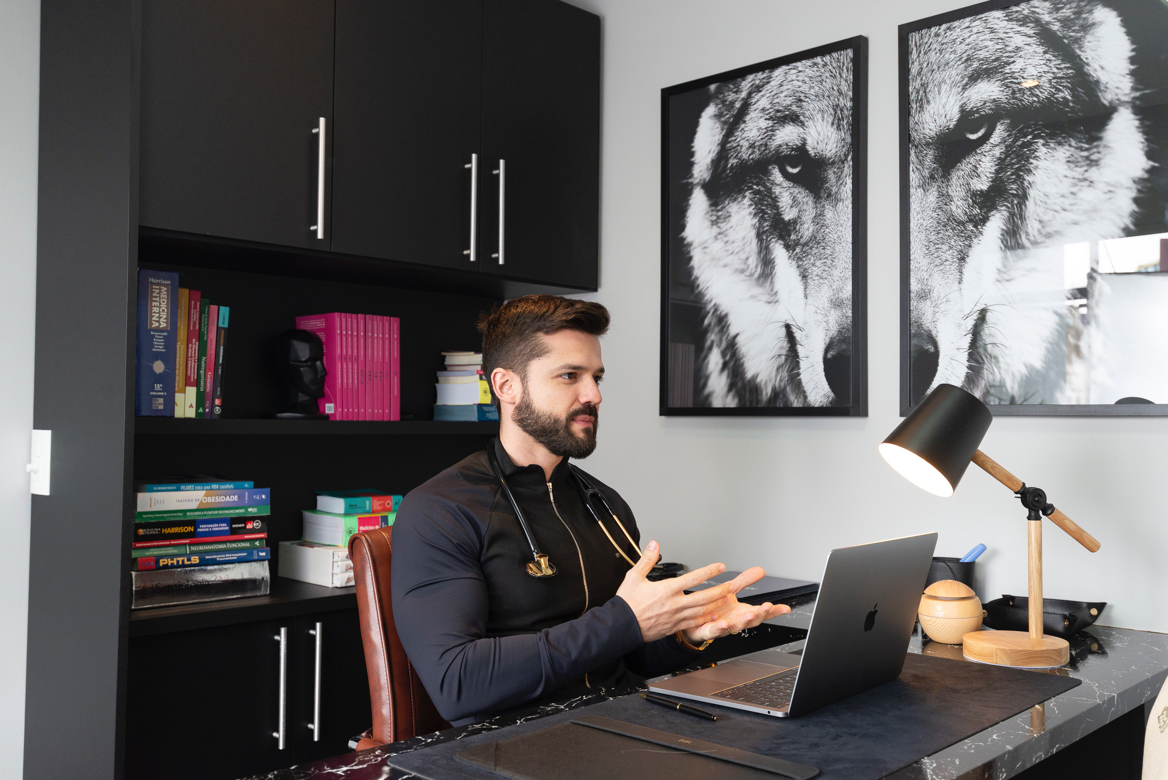 Doutor Filipe Fontes em seu escritório