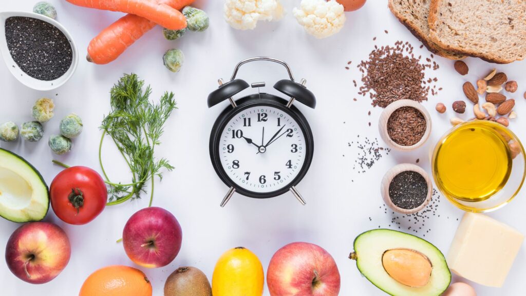 relogio e alimentos ao fundo