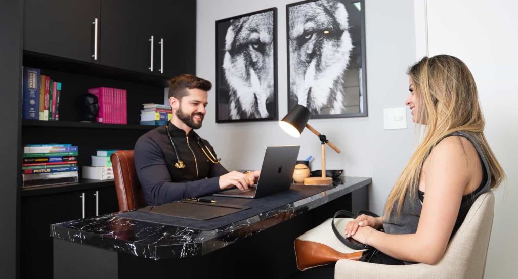 Dr Filipe Fontes com paciente