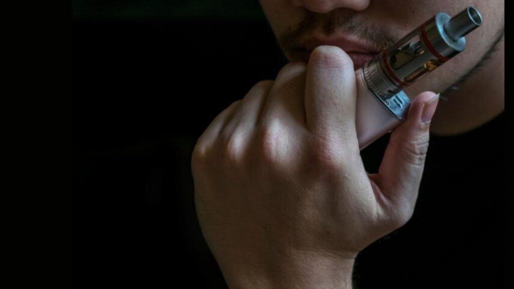 homem fumando vape
