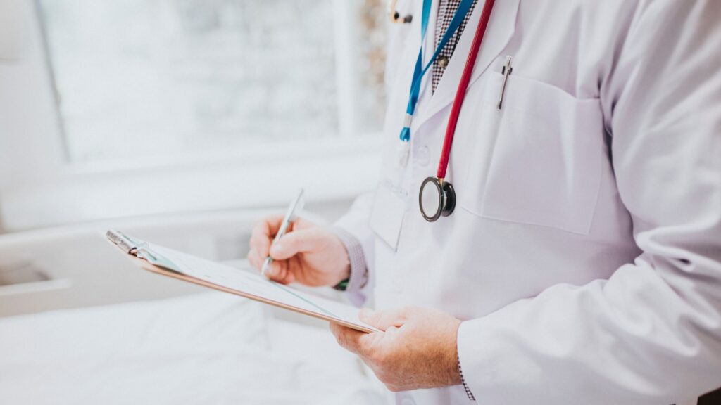 medico endocrinologista fazendo anotação em prontuário