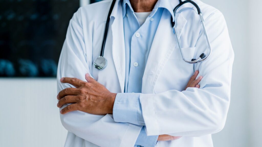 medico endocrinologista confiante em ambiente hospitalar