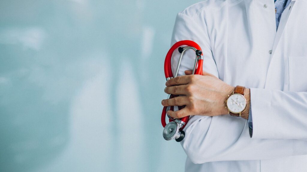 Médico jovem com estetoscópio usando jaleco