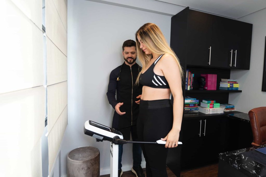 Doutor Filipe e paciente no exame de bioimpedancia