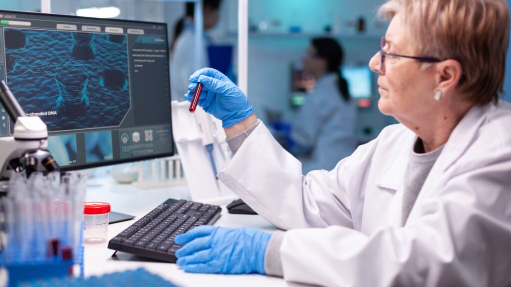 Cientista coletando amostra de DNA para pesquisa