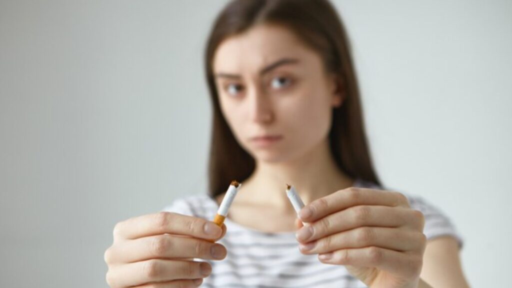 mulher quebrando cigarro