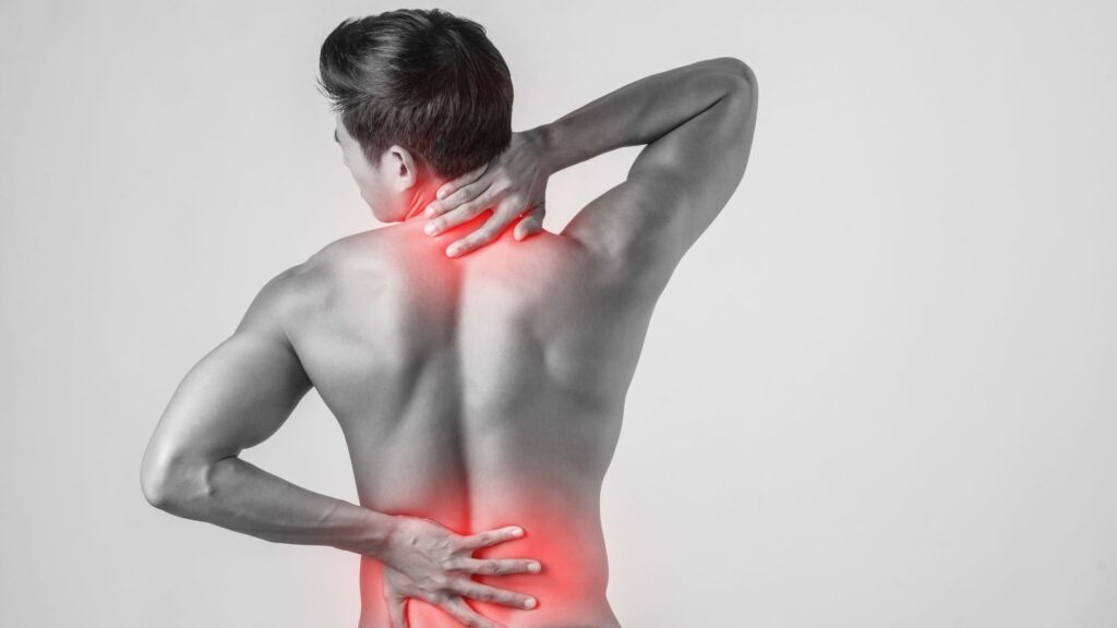 Homem com dor nas costas massageando a região