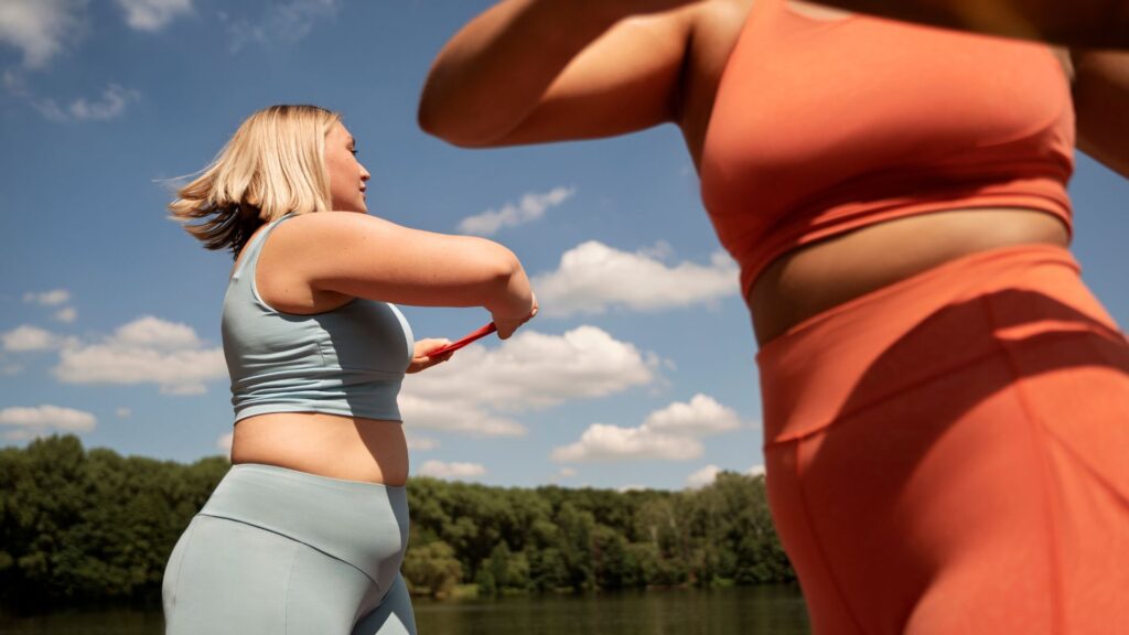Mulheres se exercitando juntas em atividade física