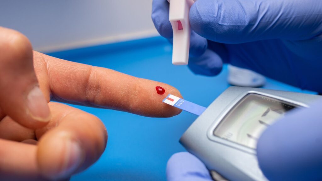 pessoa medindo diabetes