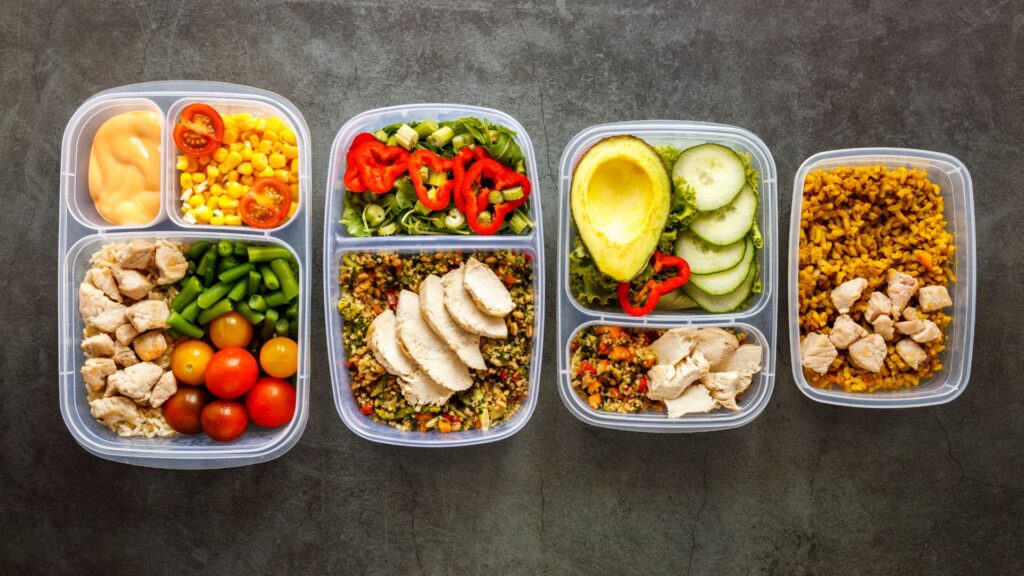 Composição de alimentos em marmitas preparados variados