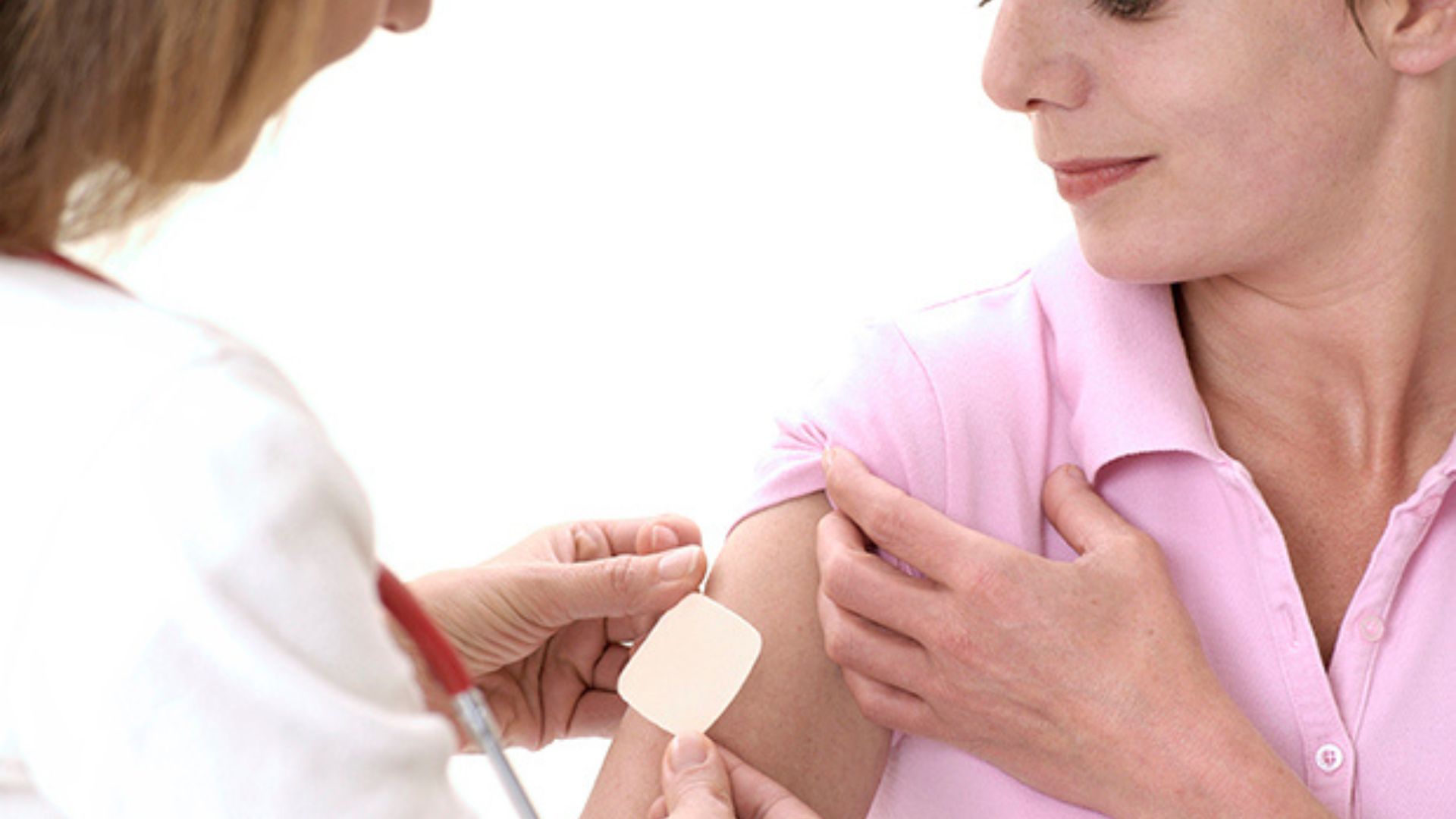 Aplicação de adesivo hormonal em tratamento