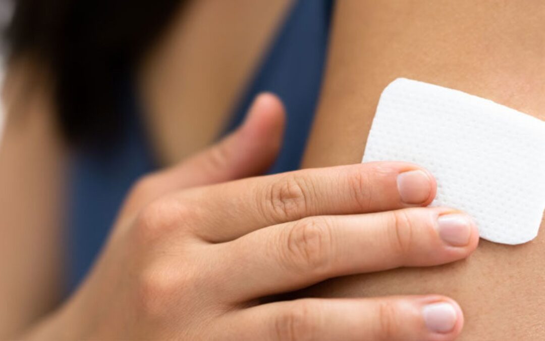 O que é e como funciona o adesivo de reposição hormonal?