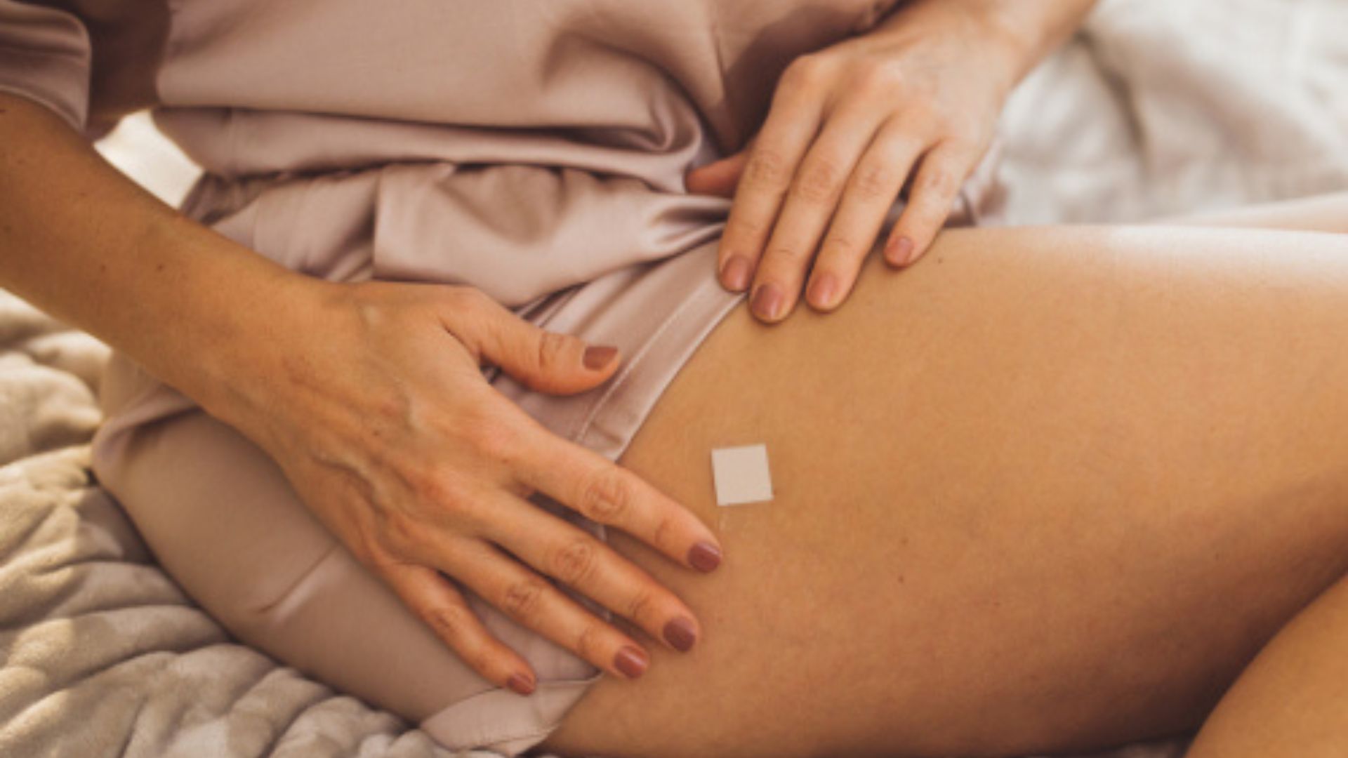 Adesivo hormonal aplicado na coxa