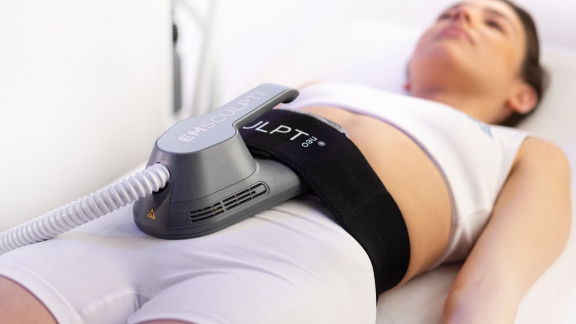 mulher usando o Emsculpt Neo 