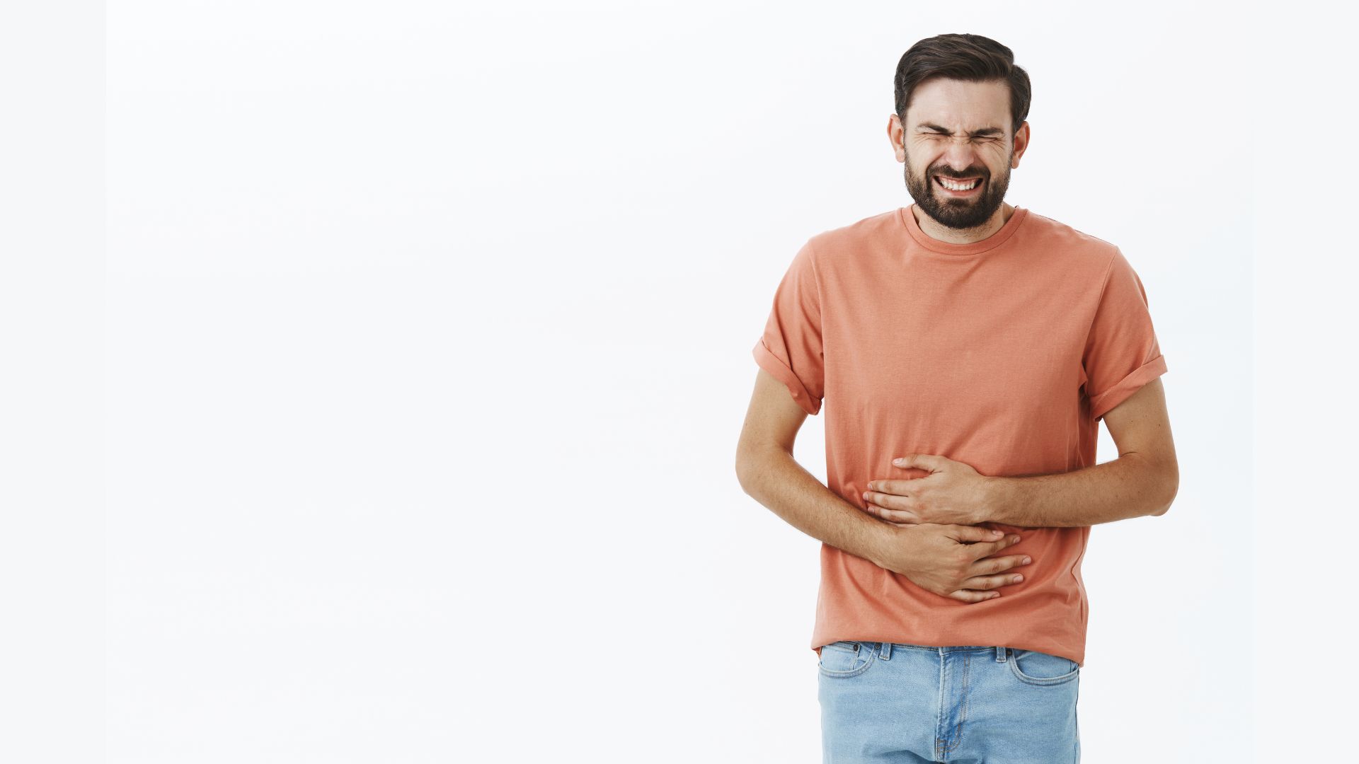 homem com desconforto no intestino