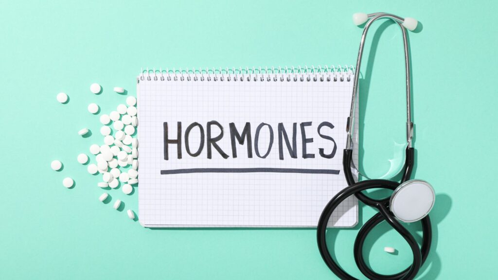 Comprimidos hormonais e elementos médicos em composição