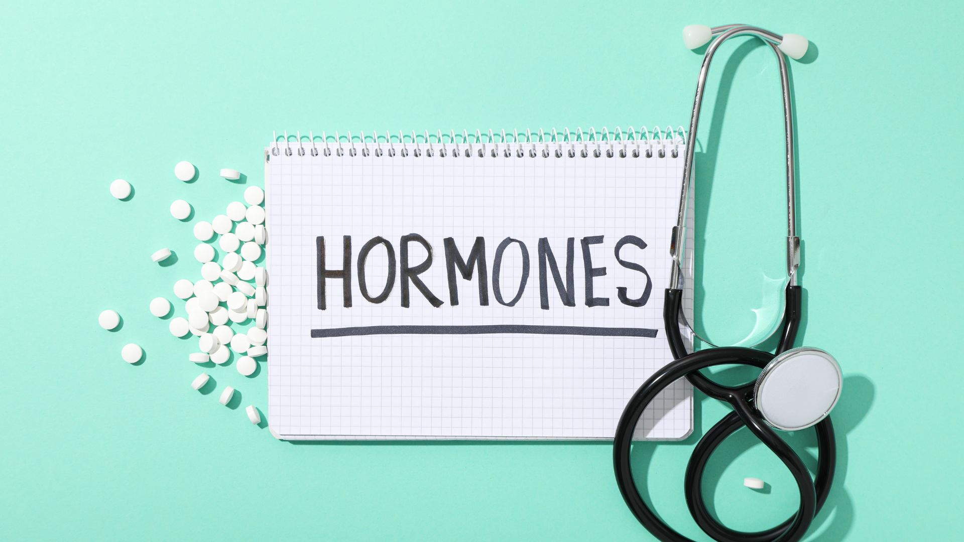 Comprimidos hormonais e elementos médicos em composição