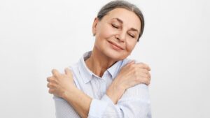 Mulher idosa expressiva posando para foto