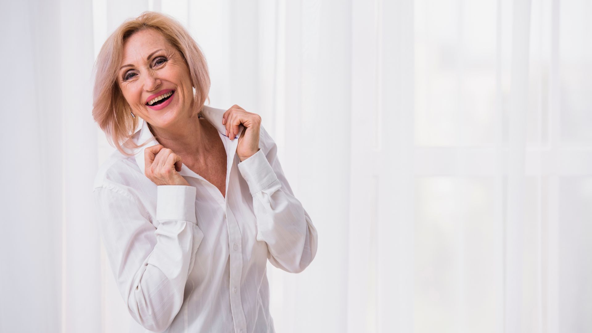 Idosa loira sorrindo