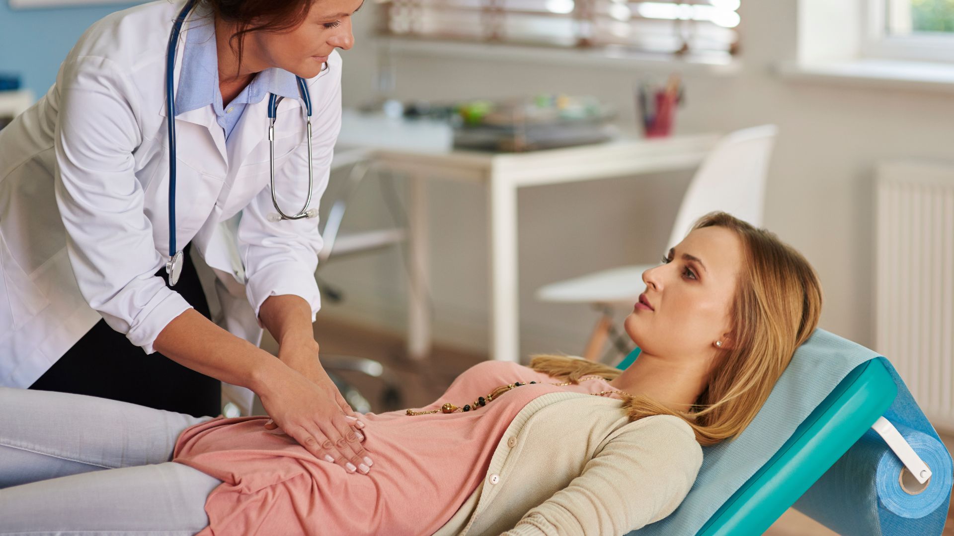 Médica avaliando paciente