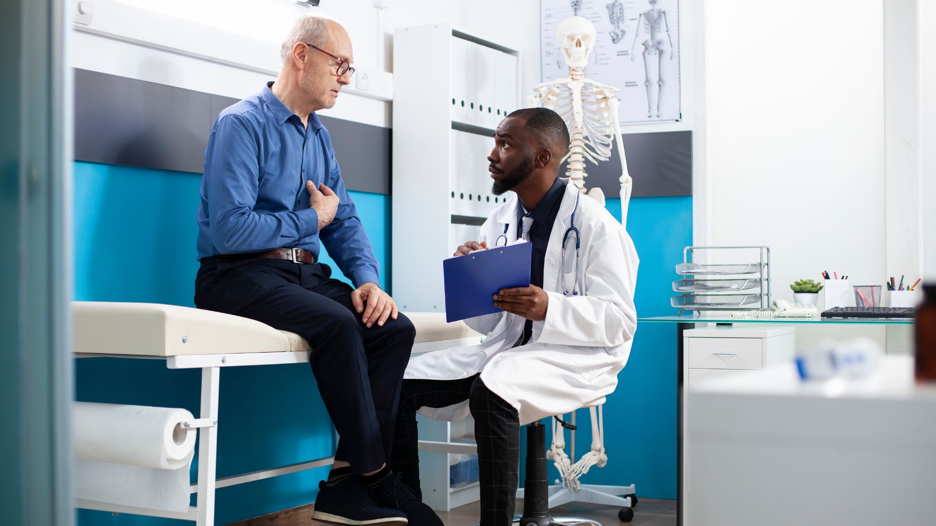 Médico com prancheta ouvindo paciente durante consulta