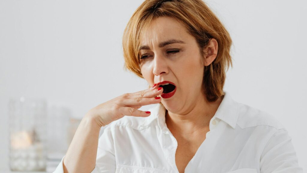 Mulher bocejando