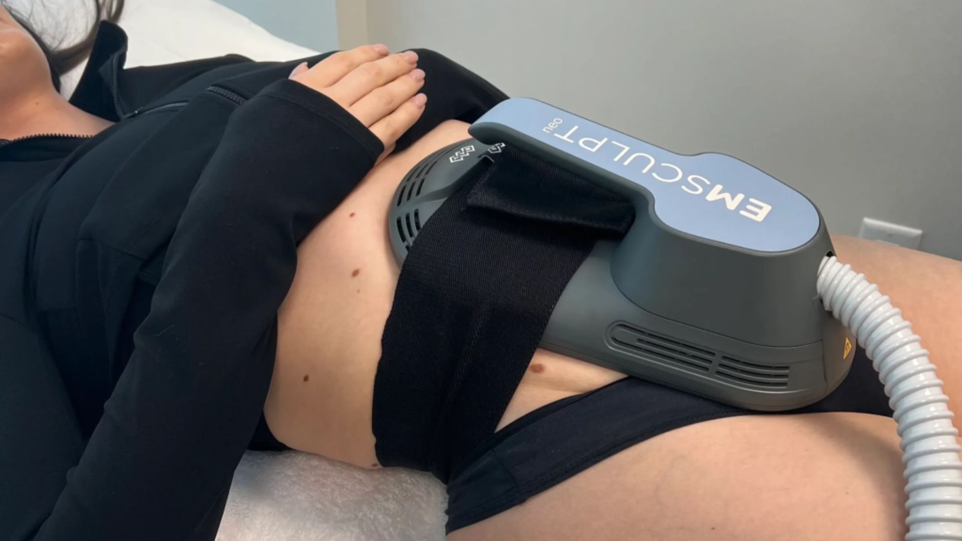 mulher usando o Emsculpt Neo 