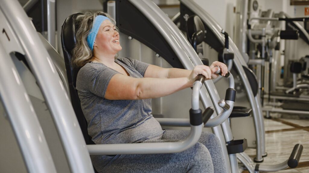 Mulher obesa treinando na academia