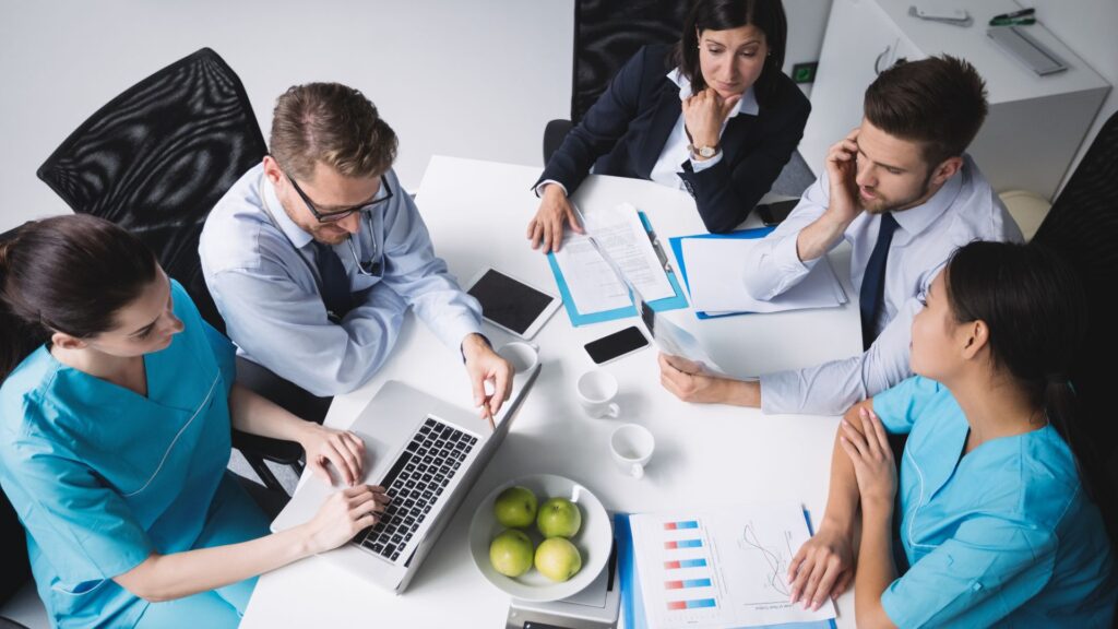 Profissionais trabalhando juntos em equipe
