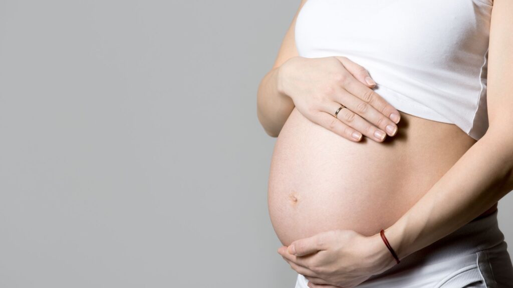 mulher gravida segurando a barriga