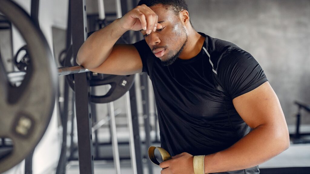 Homem negro treinando na academia