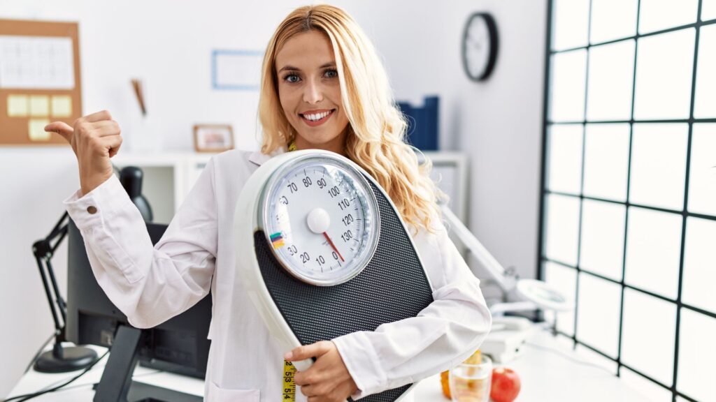 Nutricionista sorridente com estetoscópio