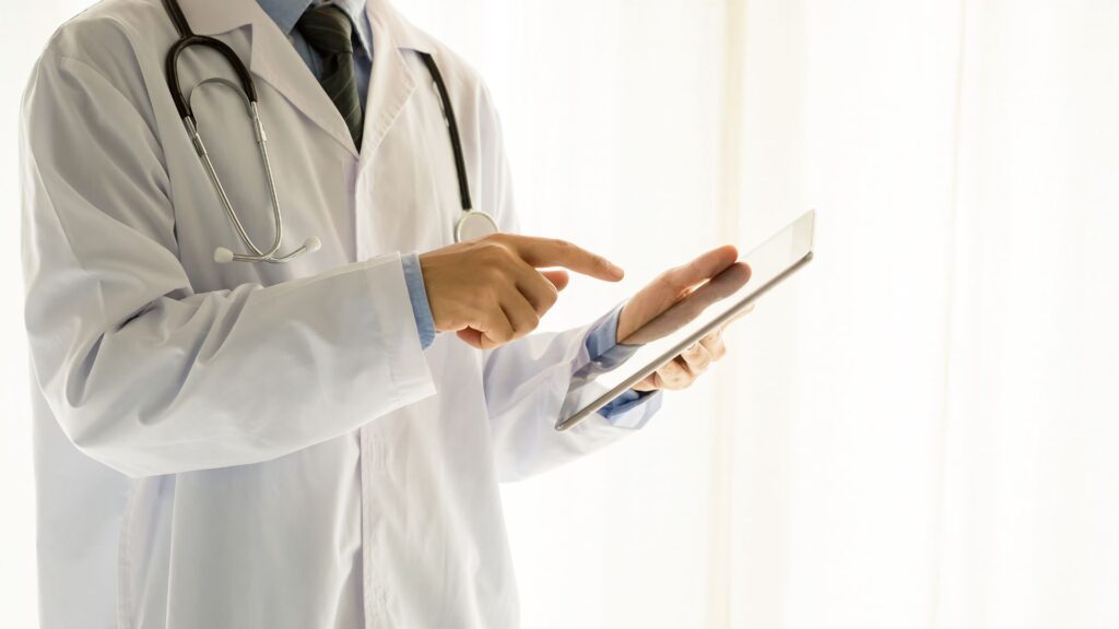 Médico em ambiente clínico com uniforme
