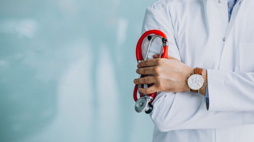 Médico jovem com estetoscópio usando jaleco