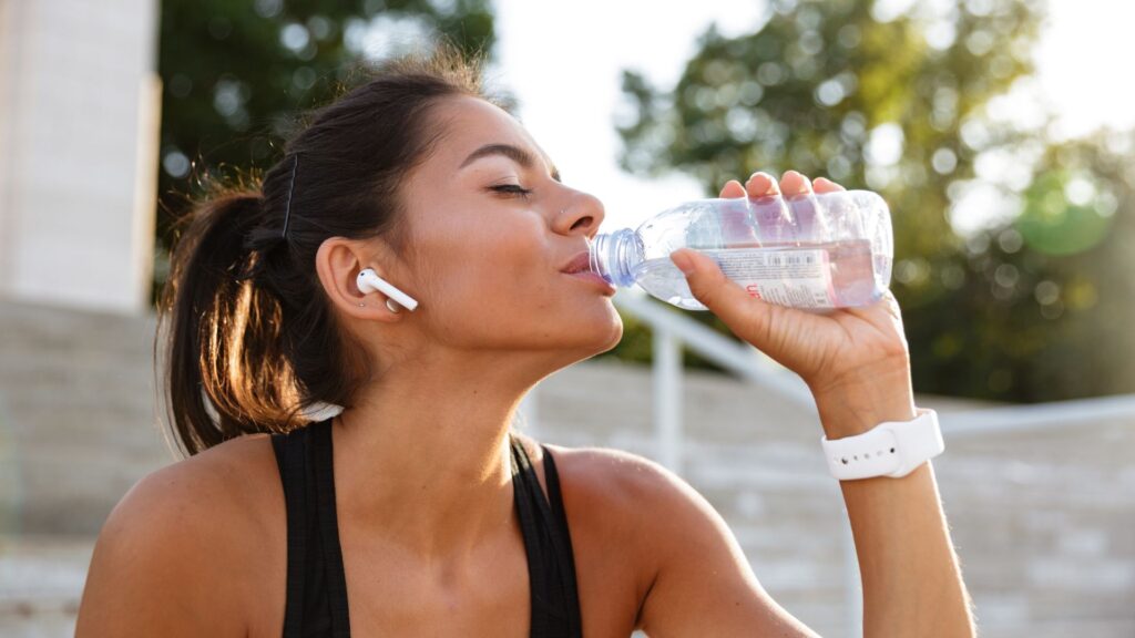 Mulher bebendo agua