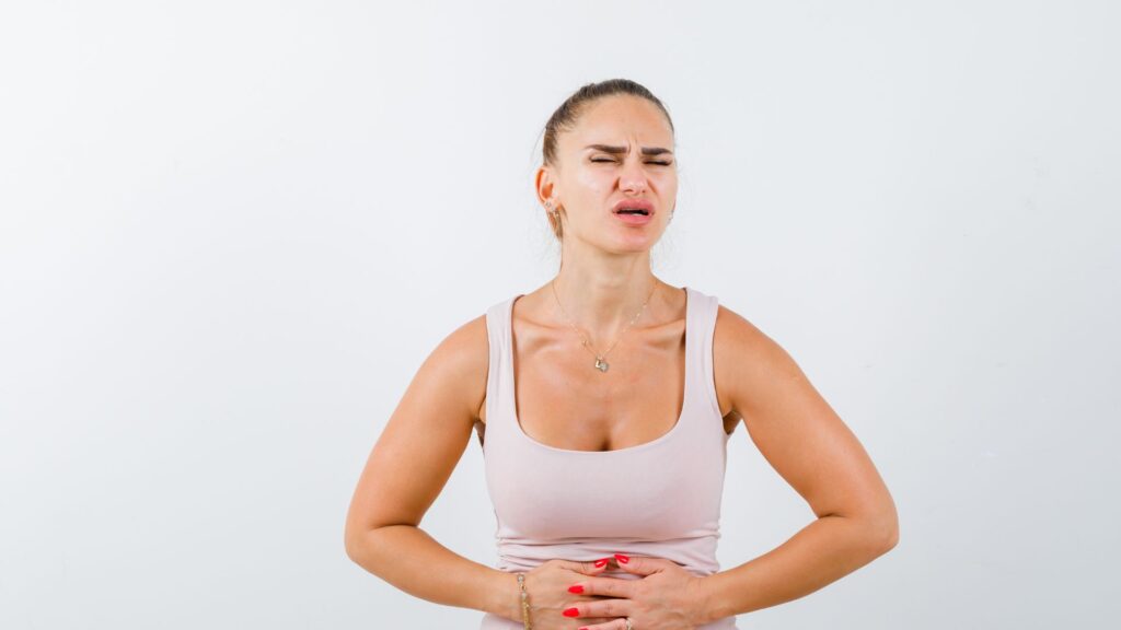 mulher com desconforto abdomen