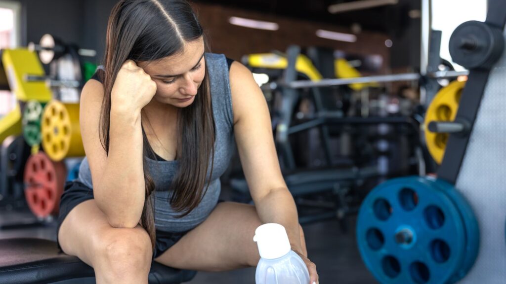 Jovem esportista em ambiente de treino