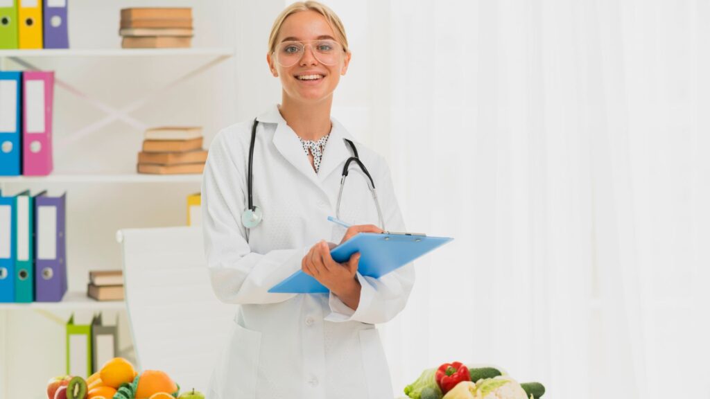 Nutricionista segurando balança e sorrindo