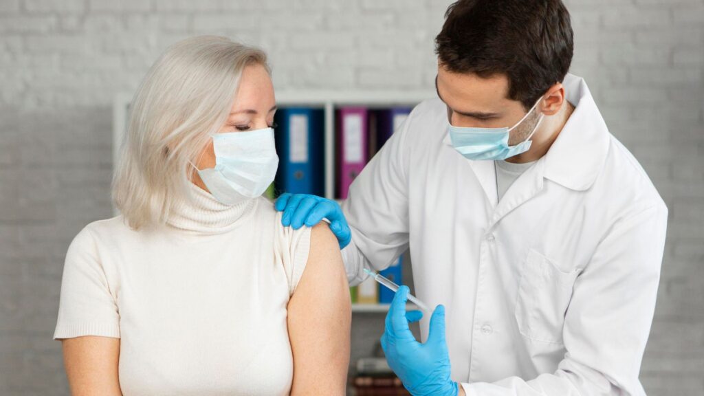 medico aplicando injeção pacient