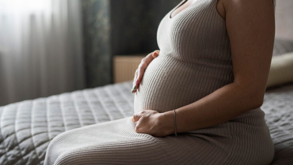 gravida com a mão na barriga