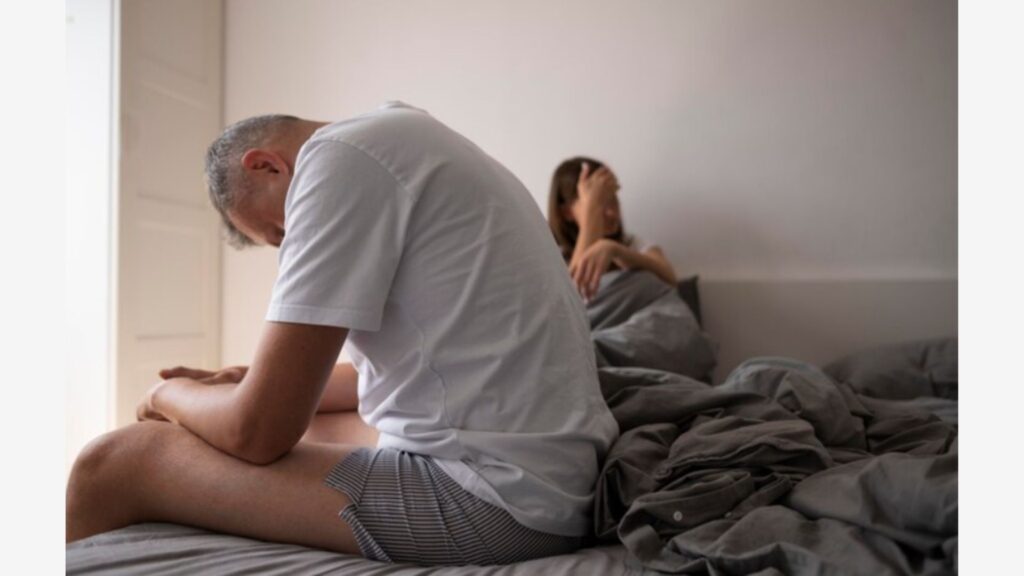 homem triste com sinais da andropausa, casal