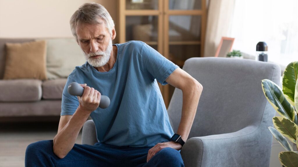 homem idoso fazendo treino de força com halteres