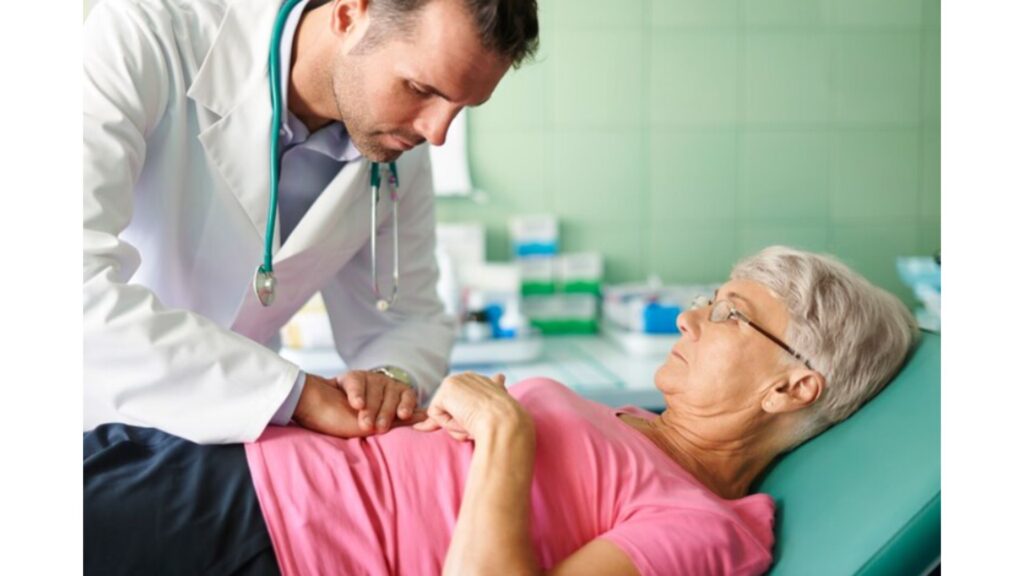 medico examinando idosa intestino