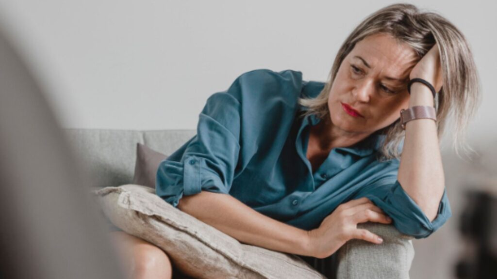 mulher adulta com incomodo