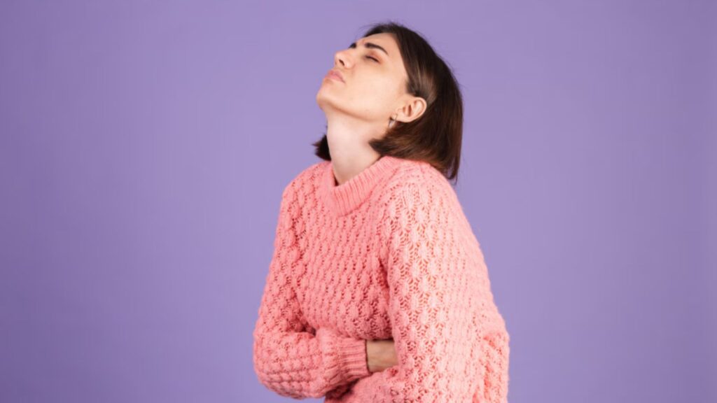 mulher com desconforto colica perimenopausa