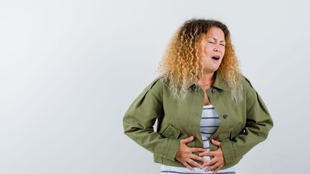 mulher dor intestino