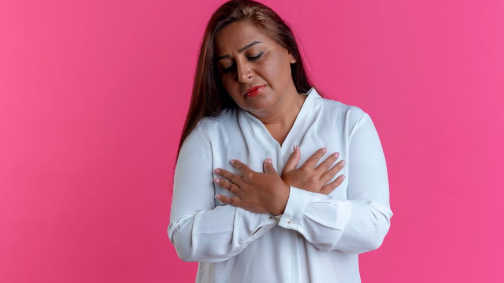 mulher obesa fundo rosa cancer de mama