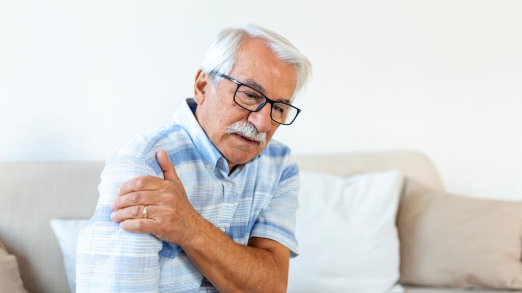 sarcopenia idoso com incomodo no braço