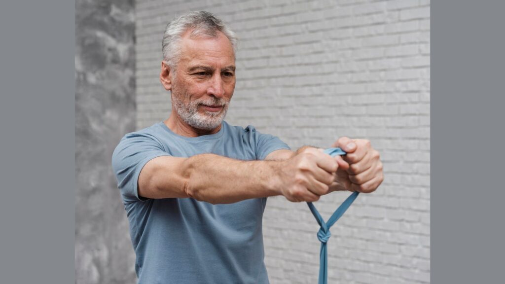 homem idoso fazendo treino de força
