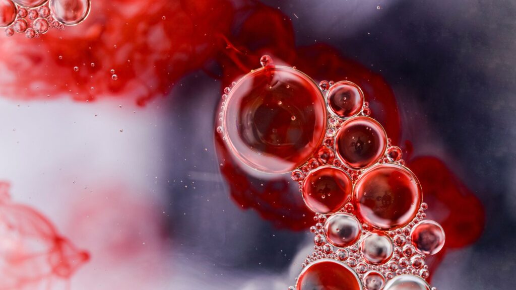 Mancha abstrata de sangue em água